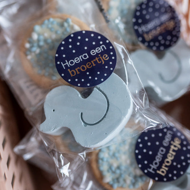 Blauwe geboorte traktatie met geboorte koekje