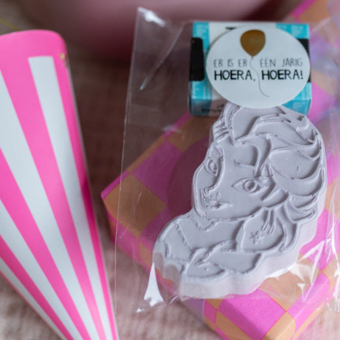 Traktatie met Elsa stoepkrijt, rozijntjes en een sticker op het zakje