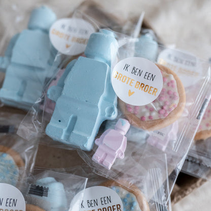 Grote broer traktatie met stoepkrijt en iets lekker