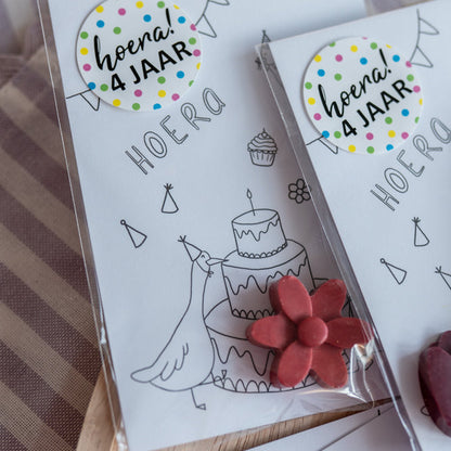 Hoera kaart traktatie met waskrijt