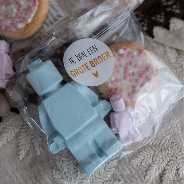 Ik ben een grote broer traktatie met stoepkrijt en geboortekoekje