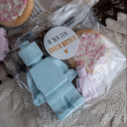 Ik ben een grote broer traktatie met stoepkrijt en geboortekoekje