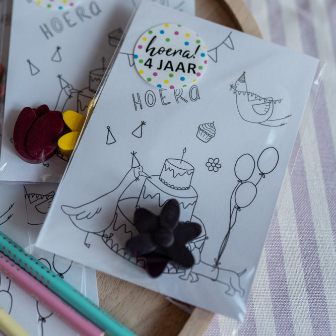 Inkleurkaart verjaardag met waskrijt als traktatie